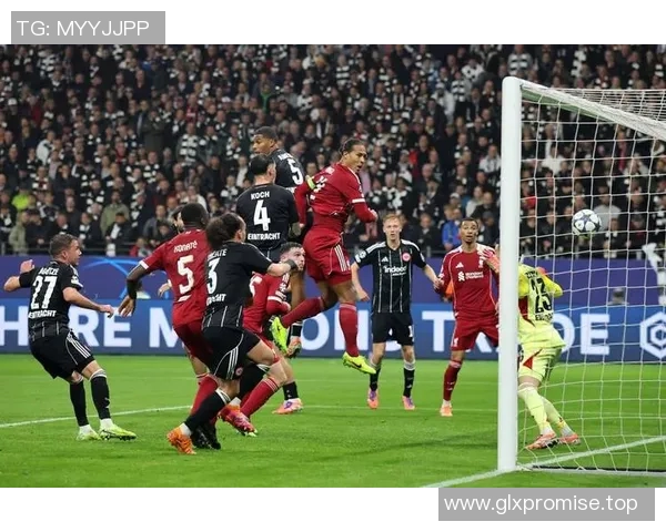 镜头捕捉：曼联赛场小动作引发热议