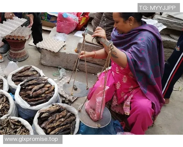 球迷胜利狂欢免费领奶茶街头长龙涌现热闹非凡